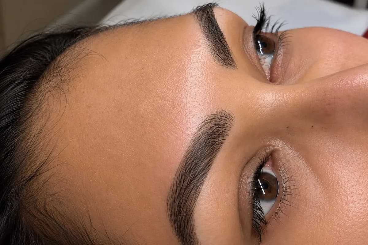 Sourcils au microblading, poil à poil, à Carouge (Genève)